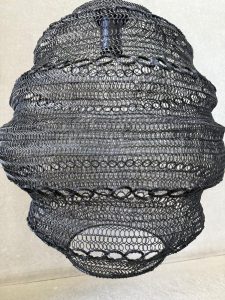 ⁦מנורת רשת שחורה עגולה⁩ – תמונה ⁦4⁩