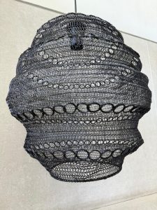 ⁦מנורת רשת שחורה עגולה⁩ – תמונה ⁦3⁩