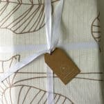 מפת שולחן הדפס עלים בז'