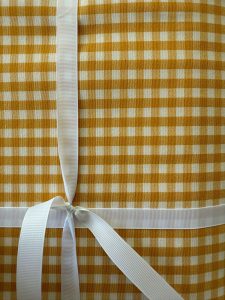 ⁦מפת שולחן משבצות - צהוב⁩ – תמונה ⁦2⁩