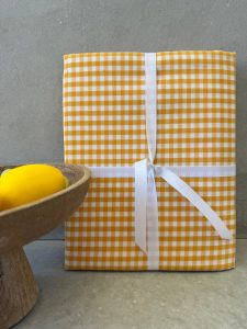 ⁦מפת שולחן משבצות - צהוב⁩ – תמונה ⁦3⁩