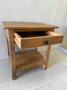 ⁦שידת צד מיטה עם מגירה - עץ מנגו⁩ – תמונה ⁦3⁩