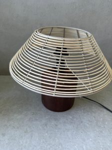 ⁦מנורת שולחן בסיס עץ כהה⁩ – תמונה ⁦2⁩