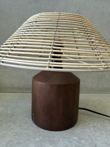 ⁦מנורת שולחן בסיס עץ כהה⁩ – תמונה ⁦3⁩