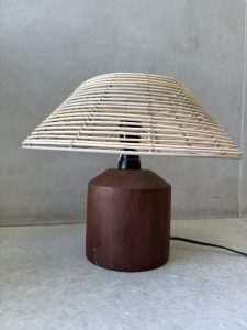 ⁦מנורת שולחן בסיס עץ כהה⁩ – תמונה ⁦4⁩