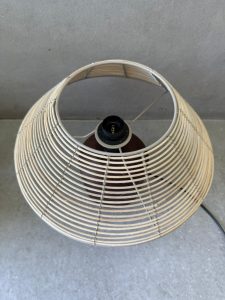 ⁦מנורת שולחן בסיס עץ כהה⁩ – תמונה ⁦5⁩