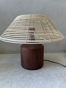 מנורת שולחן בסיס עץ כהה