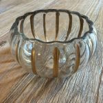 כלי זכוכית עם פסי זהב