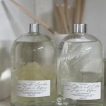 מפיץ ריח בבקבוק זכוכית עם פרחים