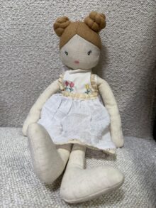 ⁦בובת ילדה עם שמלה פרחונית⁩ – תמונה ⁦2⁩