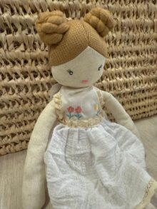 ⁦בובת ילדה עם שמלה פרחונית⁩ – תמונה ⁦5⁩