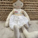 בובת ילדה עם שמלה פרחונית