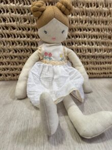 בובת ילדה עם שמלה פרחונית