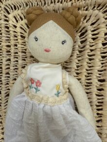 ⁦בובת ילדה עם שמלה פרחונית⁩ – תמונה ⁦4⁩