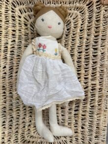 ⁦בובת ילדה עם שמלה פרחונית⁩ – תמונה ⁦3⁩