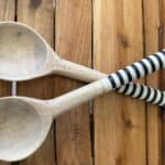 זוג כפות עץ לסלט - פסים שחור לבן