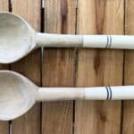 זוג כפות עץ לסלט - לבן פסים שחור