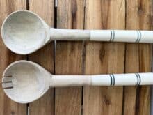 זוג כפות עץ לסלט - לבן פסים שחור