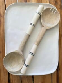 ⁦זוג כפות עץ לסלט - לבן פסים שחור⁩ – תמונה ⁦3⁩