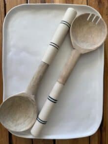 ⁦זוג כפות עץ לסלט - לבן פסים שחור⁩ – תמונה ⁦2⁩