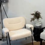 כורסת בוקלה קרם