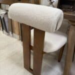 כיסא עץ מעוצב בשילוב בד בוקלה