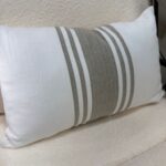 כרית כותנה לבנה פסים בז'