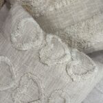 כרית כותנה עם גדילים - לבבות/פסים