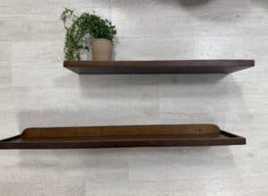 ⁦מדף עץ צבע אגוז⁩ – תמונה ⁦2⁩
