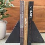 מחזיק ספרים שיש שחור