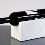 מעמד שיש אלגנטי לבקבוק יין