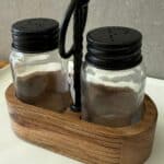 סט מלח פלפל עם מעמד עץ