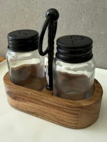 סט מלח פלפל עם מעמד עץ