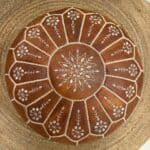 פוף עור חום עיטורים