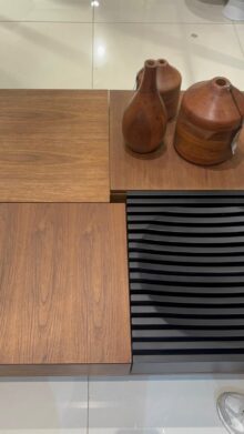 ⁦שולחן סלון מעוצב מעץ עם מגירות נפתחות⁩ – תמונה ⁦3⁩