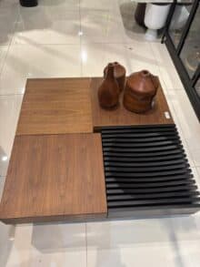 ⁦שולחן סלון מעוצב מעץ עם מגירות נפתחות⁩ – תמונה ⁦4⁩