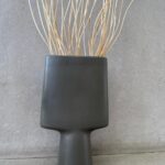 אגרטל מעוצב על רגל - אפור מט