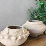 כד מעוצב עם טקסטורה במראה עתיק