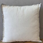 כרית לבנה מסגרת תפורה בשחור