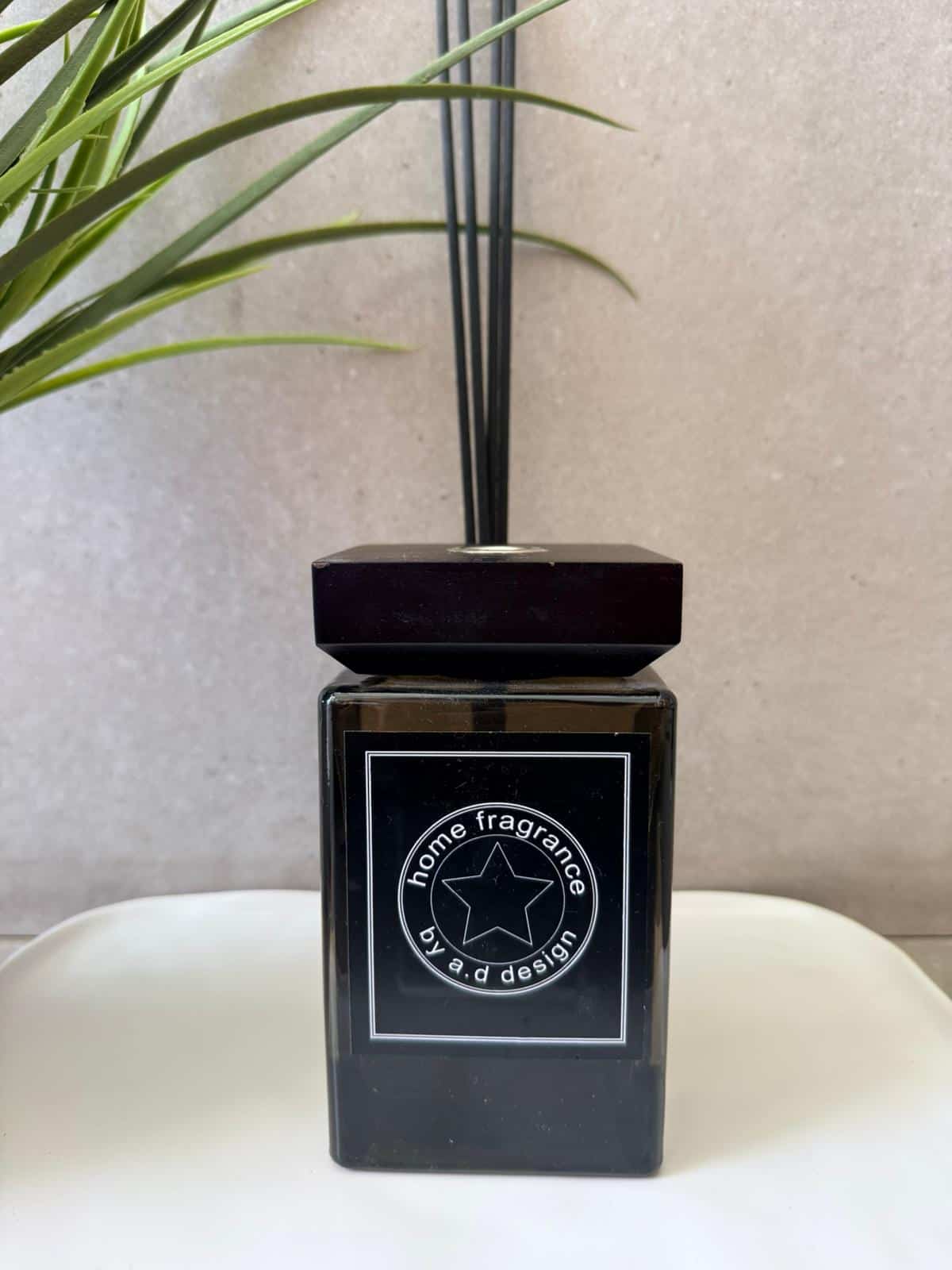 מפיץ ריח בבקבוק זכוכית מרובע שחור (1) מפיץ ריח בבקבוק זכוכית שחור מרובע – תמונה 1