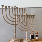 חנוכיה ממתכת בצבע מוקה