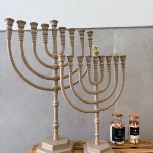 חנוכיה ממתכת בצבע מוקה