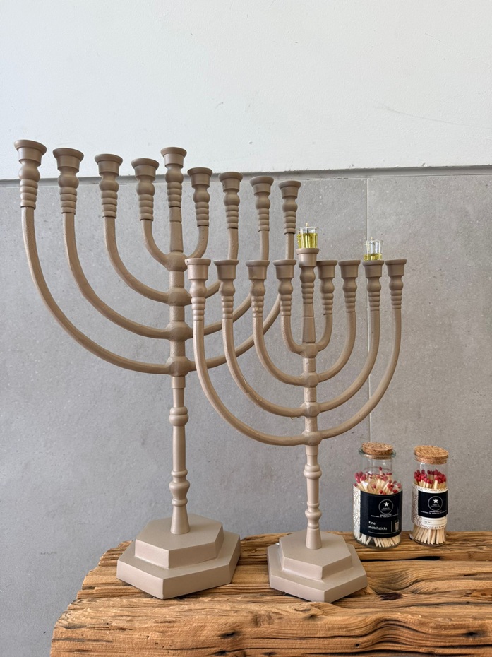 חנוכיה (2) חנוכיה ממתכת בצבע מוקה – תמונה 1