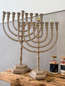 ⁦חנוכיה ממתכת בצבע מוקה⁩ – תמונה ⁦10⁩