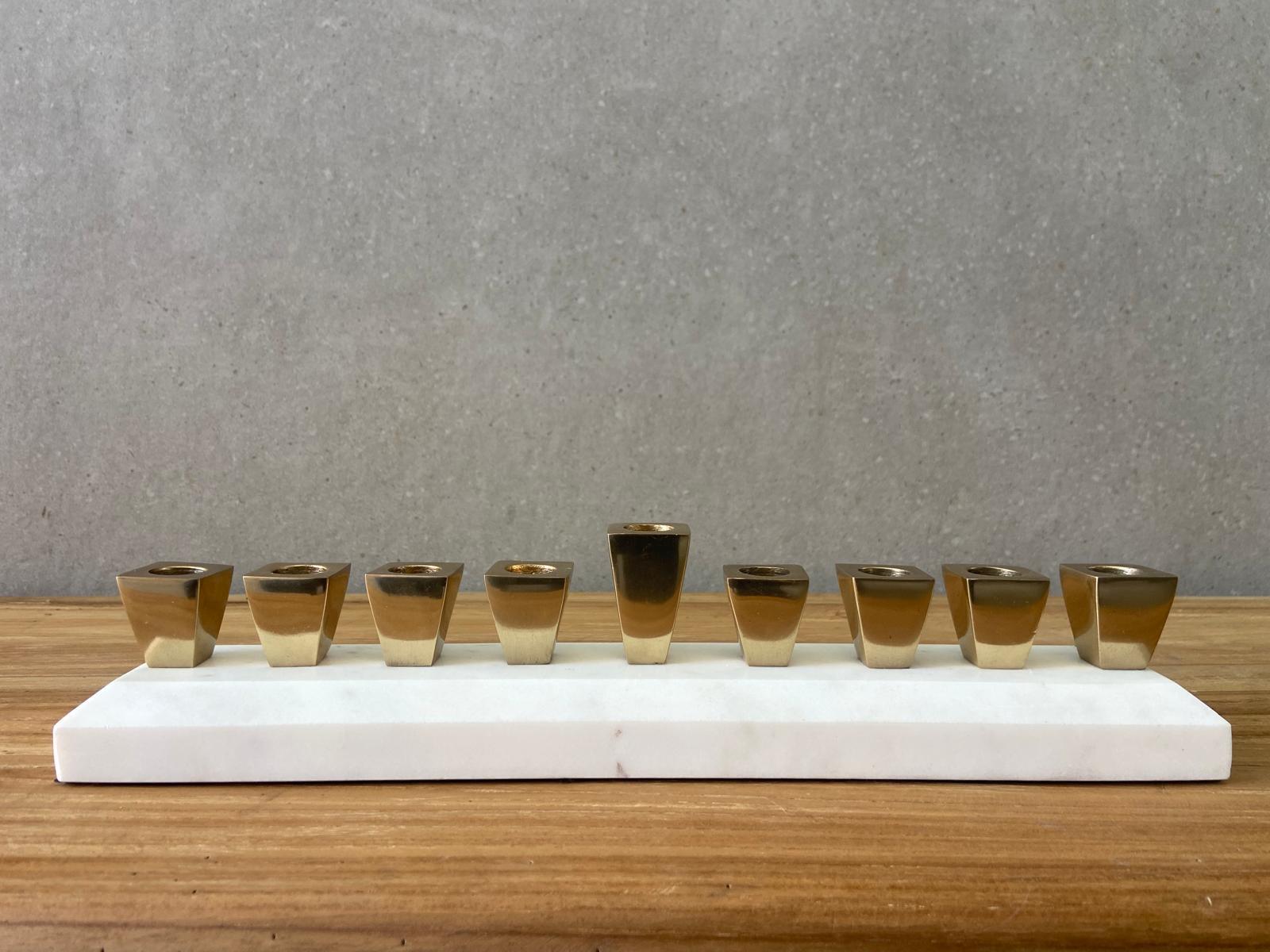 חנוכיה מקרמיקה ותוספת זהב (3) חנוכיית שיש – תמונה 1