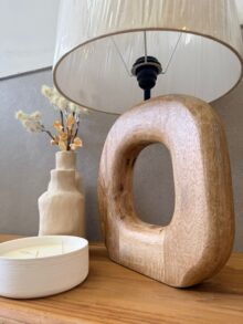 ⁦מנורת שולחן עץ חישוק⁩ – תמונה ⁦4⁩