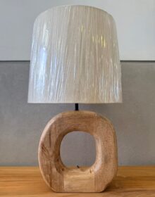 ⁦מנורת שולחן עץ חישוק⁩ – תמונה ⁦3⁩