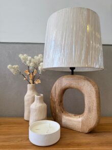 ⁦מנורת שולחן עץ חישוק⁩ – תמונה ⁦2⁩