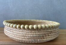 ⁦מגש סלסלת קש חרוזי עץ⁩ – תמונה ⁦5⁩