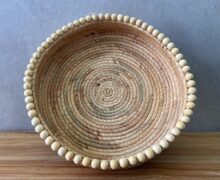 ⁦מגש סלסלת קש חרוזי עץ⁩ – תמונה ⁦3⁩